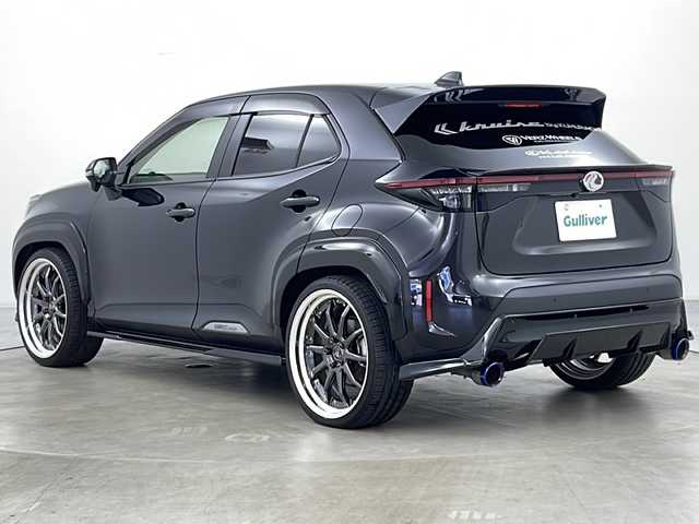 トヨタ ヤリスクロス ハイブリッド 道央・札幌 2022(令4)年 2.8万km ブラックマイカ ・ワンオーナー/・4WD/・純正ディスプレイオーディオナビ(BT＆USB＆フルセグTV＆Miracast)/・レーントレーシングアシスト/・プリクラッシュセーフティ/・ブラインドスポットモニター/・リヤクロストラフィックアラート/・パーキングサポートブレーキ/・ヘッドアップディスプレイ/・レーダークルーズコントロール/・ロードサインアシスト/・KUHLエアロ/・BLITZ車高調/・KUHLマフラー/・VERZホイール/・ステアリングスイッチ/・社外ステアリング/・社外フロアマット/・社外ドライブレコーダー/・シートヒーター/・ハーフレザーシート/・ワンオーナー/・LEDヘッドライト/・パワーシート/・社外オーバーフェンダー