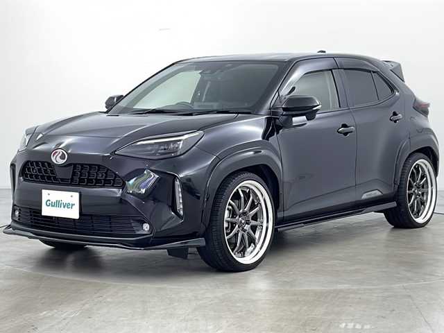 トヨタ ヤリスクロス ハイブリッド 道央・札幌 2022(令4)年 2.8万km ブラックマイカ ・ワンオーナー/・4WD/・純正ディスプレイオーディオナビ(BT＆USB＆フルセグTV＆Miracast)/・レーントレーシングアシスト/・プリクラッシュセーフティ/・ブラインドスポットモニター/・リヤクロストラフィックアラート/・パーキングサポートブレーキ/・ヘッドアップディスプレイ/・レーダークルーズコントロール/・ロードサインアシスト/・KUHLエアロ/・BLITZ車高調/・KUHLマフラー/・VERZホイール/・ステアリングスイッチ/・社外ステアリング/・社外フロアマット/・社外ドライブレコーダー/・シートヒーター/・ハーフレザーシート/・ワンオーナー/・LEDヘッドライト/・パワーシート/・社外オーバーフェンダー