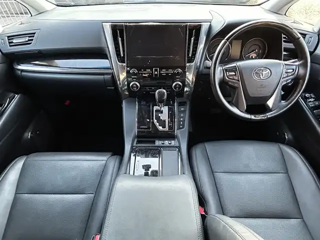 トヨタ アルファードハイブリット SR Cパッケージ 福岡県 2022(令4)年 5.6万km ホワイトパールクリスタルシャイン ワンオーナー/サンルーフ/JBLプレミアムサウンド/純正12.1インチフリップダウンモニター/デジタルインナーミラー/純正10.5インチメモリナビ/　（AM/FM/CD/DVD/Miracast/Bluetooth/フルセグTV）/パノラミックビューモニター/バック/フロント/サイドカメラ/トヨタセーフティセンス/・プリクラッシュセーフティ/・レーントレーシングアシスト/・オートマチックハイビーム/・ロードサインアシスト/・レーダークルーズコントロール/・先行車発進告知機能/・リアクロストラフィックアラート/パーキングアシスト/ブラインドスポットモニター/オートライト/コーナーセンサー/クリアランスソナー/純正17インチAW/両側パワースライドドア/パワーバックドア/COMTEC前後ドライブレコーダー【ZDR026】/ビルトインETC2.0/ステアリングヒーター/黒色レザーシート/シートメモリ（D席）/パワーシート（1.2列目）/シートヒーター（D/N）/エアシート（D/N）/キャップテンシート/オットマン/純正フロアマット/ドアバイザー/スペアキー×1/ISOFIX/保証書/取扱説明書/ナビ取扱説明書