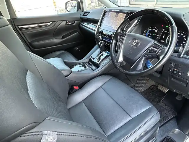 トヨタ アルファードハイブリット SR Cパッケージ 福岡県 2022(令4)年 5.6万km ホワイトパールクリスタルシャイン ワンオーナー/サンルーフ/JBLプレミアムサウンド/純正12.1インチフリップダウンモニター/デジタルインナーミラー/純正10.5インチメモリナビ/　（AM/FM/CD/DVD/Miracast/Bluetooth/フルセグTV）/パノラミックビューモニター/バック/フロント/サイドカメラ/トヨタセーフティセンス/・プリクラッシュセーフティ/・レーントレーシングアシスト/・オートマチックハイビーム/・ロードサインアシスト/・レーダークルーズコントロール/・先行車発進告知機能/・リアクロストラフィックアラート/パーキングアシスト/ブラインドスポットモニター/オートライト/コーナーセンサー/クリアランスソナー/純正17インチAW/両側パワースライドドア/パワーバックドア/COMTEC前後ドライブレコーダー【ZDR026】/ビルトインETC2.0/ステアリングヒーター/黒色レザーシート/シートメモリ（D席）/パワーシート（1.2列目）/シートヒーター（D/N）/エアシート（D/N）/キャップテンシート/オットマン/純正フロアマット/ドアバイザー/スペアキー×1/ISOFIX/保証書/取扱説明書/ナビ取扱説明書