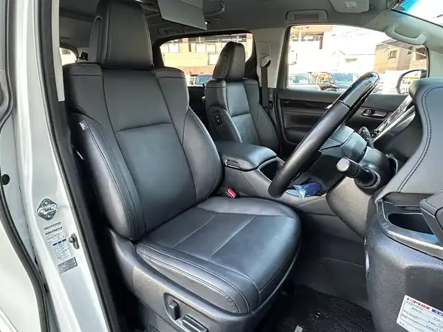 トヨタ アルファードハイブリット SR Cパッケージ 福岡県 2022(令4)年 5.6万km ホワイトパールクリスタルシャイン ワンオーナー/サンルーフ/JBLプレミアムサウンド/純正12.1インチフリップダウンモニター/デジタルインナーミラー/純正10.5インチメモリナビ/　（AM/FM/CD/DVD/Miracast/Bluetooth/フルセグTV）/パノラミックビューモニター/バック/フロント/サイドカメラ/トヨタセーフティセンス/・プリクラッシュセーフティ/・レーントレーシングアシスト/・オートマチックハイビーム/・ロードサインアシスト/・レーダークルーズコントロール/・先行車発進告知機能/・リアクロストラフィックアラート/パーキングアシスト/ブラインドスポットモニター/オートライト/コーナーセンサー/クリアランスソナー/純正17インチAW/両側パワースライドドア/パワーバックドア/COMTEC前後ドライブレコーダー【ZDR026】/ビルトインETC2.0/ステアリングヒーター/黒色レザーシート/シートメモリ（D席）/パワーシート（1.2列目）/シートヒーター（D/N）/エアシート（D/N）/キャップテンシート/オットマン/純正フロアマット/ドアバイザー/スペアキー×1/ISOFIX/保証書/取扱説明書/ナビ取扱説明書