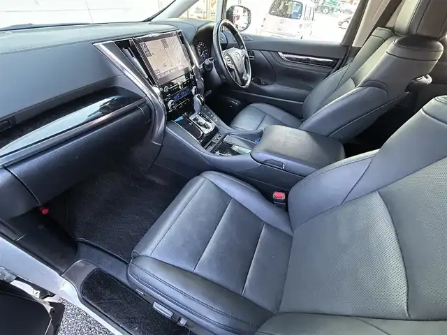 トヨタ アルファードハイブリット SR Cパッケージ 福岡県 2022(令4)年 5.6万km ホワイトパールクリスタルシャイン ワンオーナー/サンルーフ/JBLプレミアムサウンド/純正12.1インチフリップダウンモニター/デジタルインナーミラー/純正10.5インチメモリナビ/　（AM/FM/CD/DVD/Miracast/Bluetooth/フルセグTV）/パノラミックビューモニター/バック/フロント/サイドカメラ/トヨタセーフティセンス/・プリクラッシュセーフティ/・レーントレーシングアシスト/・オートマチックハイビーム/・ロードサインアシスト/・レーダークルーズコントロール/・先行車発進告知機能/・リアクロストラフィックアラート/パーキングアシスト/ブラインドスポットモニター/オートライト/コーナーセンサー/クリアランスソナー/純正17インチAW/両側パワースライドドア/パワーバックドア/COMTEC前後ドライブレコーダー【ZDR026】/ビルトインETC2.0/ステアリングヒーター/黒色レザーシート/シートメモリ（D席）/パワーシート（1.2列目）/シートヒーター（D/N）/エアシート（D/N）/キャップテンシート/オットマン/純正フロアマット/ドアバイザー/スペアキー×1/ISOFIX/保証書/取扱説明書/ナビ取扱説明書