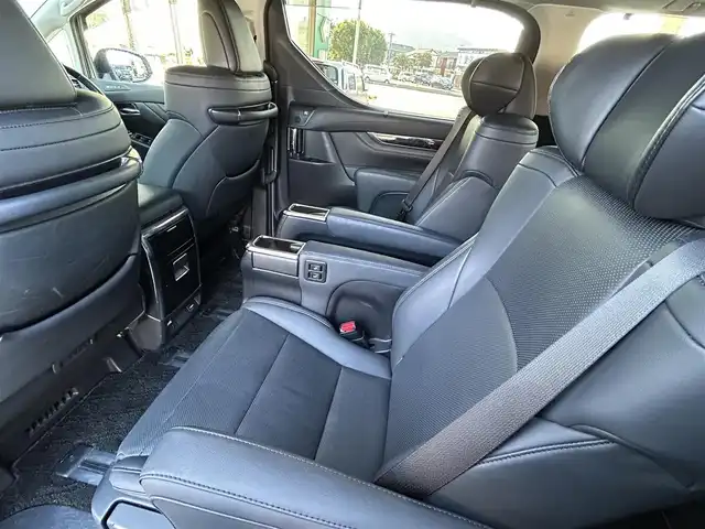 トヨタ アルファードハイブリット SR Cパッケージ 福岡県 2022(令4)年 5.6万km ホワイトパールクリスタルシャイン ワンオーナー/サンルーフ/JBLプレミアムサウンド/純正12.1インチフリップダウンモニター/デジタルインナーミラー/純正10.5インチメモリナビ/　（AM/FM/CD/DVD/Miracast/Bluetooth/フルセグTV）/パノラミックビューモニター/バック/フロント/サイドカメラ/トヨタセーフティセンス/・プリクラッシュセーフティ/・レーントレーシングアシスト/・オートマチックハイビーム/・ロードサインアシスト/・レーダークルーズコントロール/・先行車発進告知機能/・リアクロストラフィックアラート/パーキングアシスト/ブラインドスポットモニター/オートライト/コーナーセンサー/クリアランスソナー/純正17インチAW/両側パワースライドドア/パワーバックドア/COMTEC前後ドライブレコーダー【ZDR026】/ビルトインETC2.0/ステアリングヒーター/黒色レザーシート/シートメモリ（D席）/パワーシート（1.2列目）/シートヒーター（D/N）/エアシート（D/N）/キャップテンシート/オットマン/純正フロアマット/ドアバイザー/スペアキー×1/ISOFIX/保証書/取扱説明書/ナビ取扱説明書