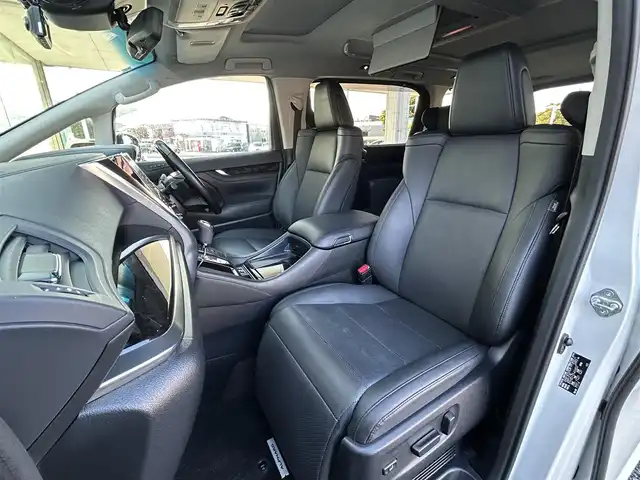 トヨタ アルファードハイブリット SR Cパッケージ 福岡県 2022(令4)年 5.6万km ホワイトパールクリスタルシャイン ワンオーナー/サンルーフ/JBLプレミアムサウンド/純正12.1インチフリップダウンモニター/デジタルインナーミラー/純正10.5インチメモリナビ/　（AM/FM/CD/DVD/Miracast/Bluetooth/フルセグTV）/パノラミックビューモニター/バック/フロント/サイドカメラ/トヨタセーフティセンス/・プリクラッシュセーフティ/・レーントレーシングアシスト/・オートマチックハイビーム/・ロードサインアシスト/・レーダークルーズコントロール/・先行車発進告知機能/・リアクロストラフィックアラート/パーキングアシスト/ブラインドスポットモニター/オートライト/コーナーセンサー/クリアランスソナー/純正17インチAW/両側パワースライドドア/パワーバックドア/COMTEC前後ドライブレコーダー【ZDR026】/ビルトインETC2.0/ステアリングヒーター/黒色レザーシート/シートメモリ（D席）/パワーシート（1.2列目）/シートヒーター（D/N）/エアシート（D/N）/キャップテンシート/オットマン/純正フロアマット/ドアバイザー/スペアキー×1/ISOFIX/保証書/取扱説明書/ナビ取扱説明書