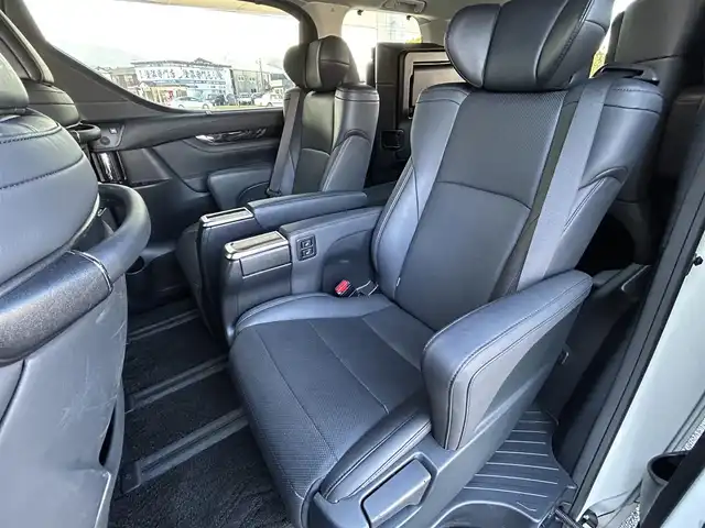 トヨタ アルファードハイブリット SR Cパッケージ 福岡県 2022(令4)年 5.6万km ホワイトパールクリスタルシャイン ワンオーナー/サンルーフ/JBLプレミアムサウンド/純正12.1インチフリップダウンモニター/デジタルインナーミラー/純正10.5インチメモリナビ/　（AM/FM/CD/DVD/Miracast/Bluetooth/フルセグTV）/パノラミックビューモニター/バック/フロント/サイドカメラ/トヨタセーフティセンス/・プリクラッシュセーフティ/・レーントレーシングアシスト/・オートマチックハイビーム/・ロードサインアシスト/・レーダークルーズコントロール/・先行車発進告知機能/・リアクロストラフィックアラート/パーキングアシスト/ブラインドスポットモニター/オートライト/コーナーセンサー/クリアランスソナー/純正17インチAW/両側パワースライドドア/パワーバックドア/COMTEC前後ドライブレコーダー【ZDR026】/ビルトインETC2.0/ステアリングヒーター/黒色レザーシート/シートメモリ（D席）/パワーシート（1.2列目）/シートヒーター（D/N）/エアシート（D/N）/キャップテンシート/オットマン/純正フロアマット/ドアバイザー/スペアキー×1/ISOFIX/保証書/取扱説明書/ナビ取扱説明書