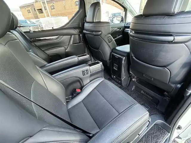 トヨタ アルファードハイブリット SR Cパッケージ 福岡県 2022(令4)年 5.6万km ホワイトパールクリスタルシャイン ワンオーナー/サンルーフ/JBLプレミアムサウンド/純正12.1インチフリップダウンモニター/デジタルインナーミラー/純正10.5インチメモリナビ/　（AM/FM/CD/DVD/Miracast/Bluetooth/フルセグTV）/パノラミックビューモニター/バック/フロント/サイドカメラ/トヨタセーフティセンス/・プリクラッシュセーフティ/・レーントレーシングアシスト/・オートマチックハイビーム/・ロードサインアシスト/・レーダークルーズコントロール/・先行車発進告知機能/・リアクロストラフィックアラート/パーキングアシスト/ブラインドスポットモニター/オートライト/コーナーセンサー/クリアランスソナー/純正17インチAW/両側パワースライドドア/パワーバックドア/COMTEC前後ドライブレコーダー【ZDR026】/ビルトインETC2.0/ステアリングヒーター/黒色レザーシート/シートメモリ（D席）/パワーシート（1.2列目）/シートヒーター（D/N）/エアシート（D/N）/キャップテンシート/オットマン/純正フロアマット/ドアバイザー/スペアキー×1/ISOFIX/保証書/取扱説明書/ナビ取扱説明書