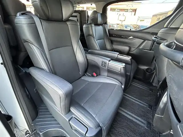 トヨタ アルファードハイブリット SR Cパッケージ 福岡県 2022(令4)年 5.6万km ホワイトパールクリスタルシャイン ワンオーナー/サンルーフ/JBLプレミアムサウンド/純正12.1インチフリップダウンモニター/デジタルインナーミラー/純正10.5インチメモリナビ/　（AM/FM/CD/DVD/Miracast/Bluetooth/フルセグTV）/パノラミックビューモニター/バック/フロント/サイドカメラ/トヨタセーフティセンス/・プリクラッシュセーフティ/・レーントレーシングアシスト/・オートマチックハイビーム/・ロードサインアシスト/・レーダークルーズコントロール/・先行車発進告知機能/・リアクロストラフィックアラート/パーキングアシスト/ブラインドスポットモニター/オートライト/コーナーセンサー/クリアランスソナー/純正17インチAW/両側パワースライドドア/パワーバックドア/COMTEC前後ドライブレコーダー【ZDR026】/ビルトインETC2.0/ステアリングヒーター/黒色レザーシート/シートメモリ（D席）/パワーシート（1.2列目）/シートヒーター（D/N）/エアシート（D/N）/キャップテンシート/オットマン/純正フロアマット/ドアバイザー/スペアキー×1/ISOFIX/保証書/取扱説明書/ナビ取扱説明書