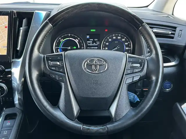 トヨタ アルファードハイブリット SR Cパッケージ 福岡県 2022(令4)年 5.6万km ホワイトパールクリスタルシャイン ワンオーナー/サンルーフ/JBLプレミアムサウンド/純正12.1インチフリップダウンモニター/デジタルインナーミラー/純正10.5インチメモリナビ/　（AM/FM/CD/DVD/Miracast/Bluetooth/フルセグTV）/パノラミックビューモニター/バック/フロント/サイドカメラ/トヨタセーフティセンス/・プリクラッシュセーフティ/・レーントレーシングアシスト/・オートマチックハイビーム/・ロードサインアシスト/・レーダークルーズコントロール/・先行車発進告知機能/・リアクロストラフィックアラート/パーキングアシスト/ブラインドスポットモニター/オートライト/コーナーセンサー/クリアランスソナー/純正17インチAW/両側パワースライドドア/パワーバックドア/COMTEC前後ドライブレコーダー【ZDR026】/ビルトインETC2.0/ステアリングヒーター/黒色レザーシート/シートメモリ（D席）/パワーシート（1.2列目）/シートヒーター（D/N）/エアシート（D/N）/キャップテンシート/オットマン/純正フロアマット/ドアバイザー/スペアキー×1/ISOFIX/保証書/取扱説明書/ナビ取扱説明書