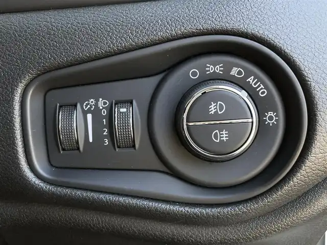 クライスラー・ジープ ジープ レネゲード トレイルホーク 長野県 2018(平30)年 5.2万km 白 Ｕｃｏｎｎｅｃｔナビ/バックカメラ/フルセグＴＶ/ＢＳＭ/ＬＫＡ/クルーズコントロール/レインセンサー/パークセンサー/プッシュスタート/スマートキー/プライバシーガラス/純正ドアバイザー/ＥＴＣ２．０/ＨＩＤヘッドライト