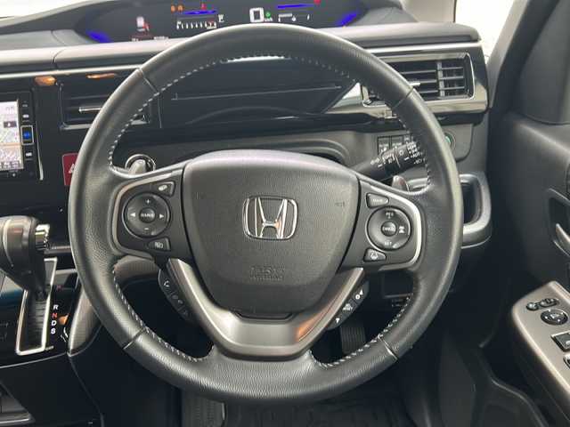 ホンダ ステップワゴン スパーダ ホンダセンシング 兵庫県 2021(令3)年 2.2万km プラチナホワイトパール HondaSENSING/純正SDディーラーナビ/　Bluetooth/USB/iPod/AUX/DVD/AM/FM/フルセグテレビ（走行中視聴可能）/両側パワースライドドア/3列シート/純正ビルトインETC2.0/バックカメラ/パドルシフト/ウォークスルー/アンチロック・ブレーキ・システム/アダプティブクルーズコントロール/アイドリングストップ/レーンキープアシスト/横滑り防止装置/盗難防止装置/純正フロアマット/純正アルミホイール/LEDヘッドライト/エアバッグ（W）/スマートキー/スペアキー（1本）/保証書/取扱説明書