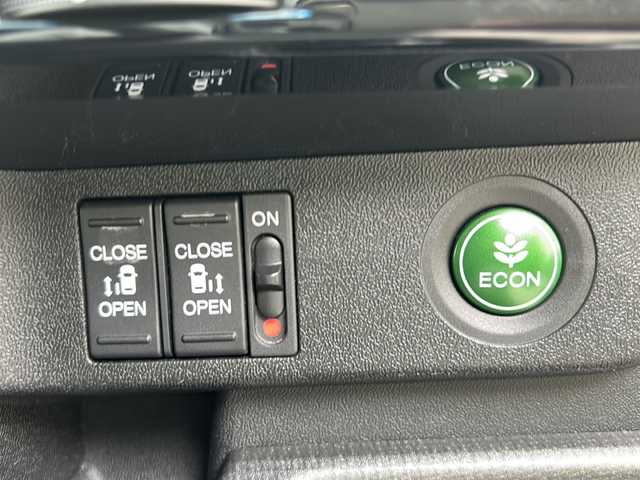 ホンダ ステップワゴン スパーダ ホンダセンシング 兵庫県 2021(令3)年 2.2万km プラチナホワイトパール HondaSENSING/純正SDディーラーナビ/　Bluetooth/USB/iPod/AUX/DVD/AM/FM/フルセグテレビ（走行中視聴可能）/両側パワースライドドア/3列シート/純正ビルトインETC2.0/バックカメラ/パドルシフト/ウォークスルー/アンチロック・ブレーキ・システム/アダプティブクルーズコントロール/アイドリングストップ/レーンキープアシスト/横滑り防止装置/盗難防止装置/純正フロアマット/純正アルミホイール/LEDヘッドライト/エアバッグ（W）/スマートキー/スペアキー（1本）/保証書/取扱説明書