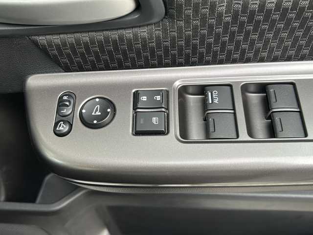 ホンダ ステップワゴン スパーダ ホンダセンシング 兵庫県 2021(令3)年 2.2万km プラチナホワイトパール HondaSENSING/純正SDディーラーナビ/　Bluetooth/USB/iPod/AUX/DVD/AM/FM/フルセグテレビ（走行中視聴可能）/両側パワースライドドア/3列シート/純正ビルトインETC2.0/バックカメラ/パドルシフト/ウォークスルー/アンチロック・ブレーキ・システム/アダプティブクルーズコントロール/アイドリングストップ/レーンキープアシスト/横滑り防止装置/盗難防止装置/純正フロアマット/純正アルミホイール/LEDヘッドライト/エアバッグ（W）/スマートキー/スペアキー（1本）/保証書/取扱説明書