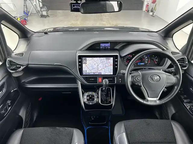 トヨタ ヴォクシー ZS 煌Ⅲ 愛知県 2021(令3)年 5.7万km イナズマスパーキングブラックガラスフレーク 禁煙車/純正10インチナビ/（CD/DVD/Bluetooth/フルセグTV/USB/HDMI)/バックカメラ/フリップダウンモニター/トヨタセーフティセンス/・プリクラッシュセーフティ/・レーンディパーチャーアラート/・オートマチックハイビーム/・パーキングサポートブレーキ/・クリアランスソナー/クルーズコントロール/ETC2.0/前後ドライブレコーダー/ハーフレザーシート/両側パワースライドドア/アイドリングストップ/純正16インチアルミホイール/スマートキー/スペアキー1本/プッシュスタート/LEDヘッドライト/フロントフォグランプ/オートライト/横滑り防止装置/フロアマット/電動格納ミラー