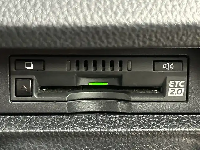 トヨタ ヴォクシー ZS 煌Ⅲ 愛知県 2021(令3)年 5.7万km イナズマスパーキングブラックガラスフレーク 禁煙車/純正10インチナビ/（CD/DVD/Bluetooth/フルセグTV/USB/HDMI)/バックカメラ/フリップダウンモニター/トヨタセーフティセンス/・プリクラッシュセーフティ/・レーンディパーチャーアラート/・オートマチックハイビーム/・パーキングサポートブレーキ/・クリアランスソナー/クルーズコントロール/ETC2.0/前後ドライブレコーダー/ハーフレザーシート/両側パワースライドドア/アイドリングストップ/純正16インチアルミホイール/スマートキー/スペアキー1本/プッシュスタート/LEDヘッドライト/フロントフォグランプ/オートライト/横滑り防止装置/フロアマット/電動格納ミラー