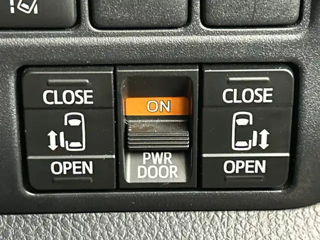 トヨタ ヴォクシー ZS 煌Ⅲ 愛知県 2021(令3)年 5.7万km イナズマスパーキングブラックガラスフレーク 禁煙車/純正10インチナビ/（CD/DVD/Bluetooth/フルセグTV/USB/HDMI)/バックカメラ/フリップダウンモニター/トヨタセーフティセンス/・プリクラッシュセーフティ/・レーンディパーチャーアラート/・オートマチックハイビーム/・パーキングサポートブレーキ/・クリアランスソナー/クルーズコントロール/ETC2.0/前後ドライブレコーダー/ハーフレザーシート/両側パワースライドドア/アイドリングストップ/純正16インチアルミホイール/スマートキー/スペアキー1本/プッシュスタート/LEDヘッドライト/フロントフォグランプ/オートライト/横滑り防止装置/フロアマット/電動格納ミラー