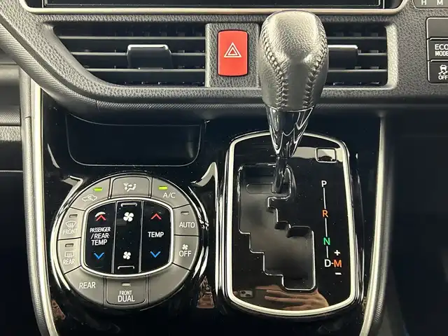 トヨタ ヴォクシー ZS 煌Ⅲ 愛知県 2021(令3)年 5.7万km イナズマスパーキングブラックガラスフレーク 禁煙車/純正10インチナビ/（CD/DVD/Bluetooth/フルセグTV/USB/HDMI)/バックカメラ/フリップダウンモニター/トヨタセーフティセンス/・プリクラッシュセーフティ/・レーンディパーチャーアラート/・オートマチックハイビーム/・パーキングサポートブレーキ/・クリアランスソナー/クルーズコントロール/ETC2.0/前後ドライブレコーダー/ハーフレザーシート/両側パワースライドドア/アイドリングストップ/純正16インチアルミホイール/スマートキー/スペアキー1本/プッシュスタート/LEDヘッドライト/フロントフォグランプ/オートライト/横滑り防止装置/フロアマット/電動格納ミラー