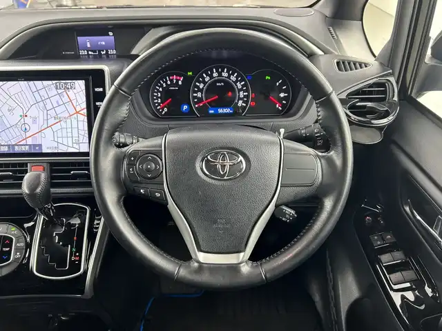 トヨタ ヴォクシー ZS 煌Ⅲ 愛知県 2021(令3)年 5.7万km イナズマスパーキングブラックガラスフレーク 禁煙車/純正10インチナビ/（CD/DVD/Bluetooth/フルセグTV/USB/HDMI)/バックカメラ/フリップダウンモニター/トヨタセーフティセンス/・プリクラッシュセーフティ/・レーンディパーチャーアラート/・オートマチックハイビーム/・パーキングサポートブレーキ/・クリアランスソナー/クルーズコントロール/ETC2.0/前後ドライブレコーダー/ハーフレザーシート/両側パワースライドドア/アイドリングストップ/純正16インチアルミホイール/スマートキー/スペアキー1本/プッシュスタート/LEDヘッドライト/フロントフォグランプ/オートライト/横滑り防止装置/フロアマット/電動格納ミラー