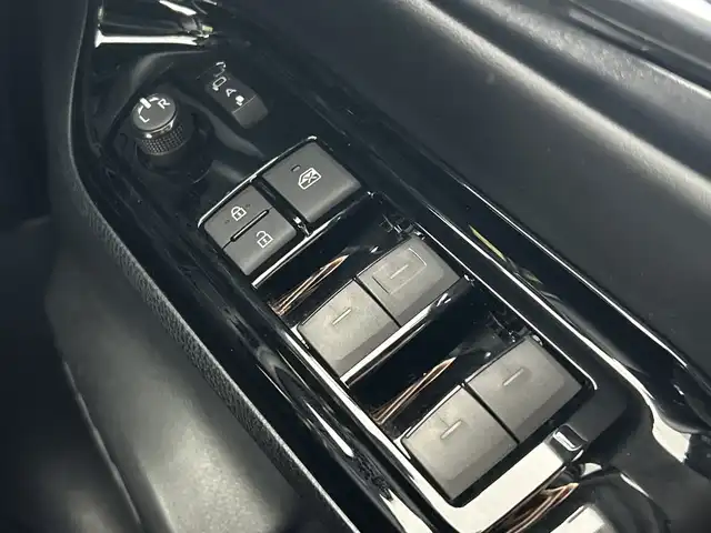 トヨタ ヴォクシー ZS 煌Ⅲ 愛知県 2021(令3)年 5.7万km イナズマスパーキングブラックガラスフレーク 禁煙車/純正10インチナビ/（CD/DVD/Bluetooth/フルセグTV/USB/HDMI)/バックカメラ/フリップダウンモニター/トヨタセーフティセンス/・プリクラッシュセーフティ/・レーンディパーチャーアラート/・オートマチックハイビーム/・パーキングサポートブレーキ/・クリアランスソナー/クルーズコントロール/ETC2.0/前後ドライブレコーダー/ハーフレザーシート/両側パワースライドドア/アイドリングストップ/純正16インチアルミホイール/スマートキー/スペアキー1本/プッシュスタート/LEDヘッドライト/フロントフォグランプ/オートライト/横滑り防止装置/フロアマット/電動格納ミラー