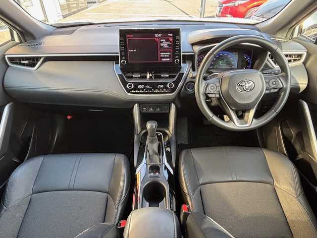 トヨタ カローラ クロス ハイブリッド Z 宮城県 2022(令4)年 5.2万km プラチナホワイトパールマイカ 登録時走行距離52043km/AppleCarPlay/FM/AM/Bluetooth/車線逸脱機能/横滑り防止装置/衝突軽減ブレーキ/コーナーセンサー/トヨタセーフティセンス/レーンディパーチャーアラート/バックカメラ/シートヒーター/ビルトインETC/ドライブレコーダー/電動パーキングブレーキ/純正アルミホイール/純正フロアマット/シートヒーター/ガラスルーフ/ドライブレコーダー/LEDライト