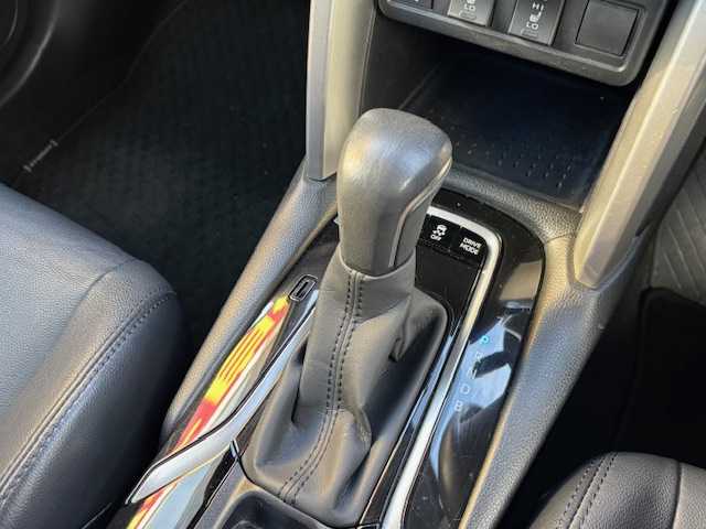 トヨタ カローラ クロス ハイブリッド Z 宮城県 2022(令4)年 5.2万km プラチナホワイトパールマイカ 登録時走行距離52043km/AppleCarPlay/FM/AM/Bluetooth/車線逸脱機能/横滑り防止装置/衝突軽減ブレーキ/コーナーセンサー/トヨタセーフティセンス/レーンディパーチャーアラート/バックカメラ/シートヒーター/ビルトインETC/ドライブレコーダー/電動パーキングブレーキ/純正アルミホイール/純正フロアマット/シートヒーター/ガラスルーフ/ドライブレコーダー/LEDライト