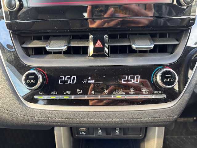 トヨタ カローラ クロス ハイブリッド Z 宮城県 2022(令4)年 5.2万km プラチナホワイトパールマイカ 登録時走行距離52043km/AppleCarPlay/FM/AM/Bluetooth/車線逸脱機能/横滑り防止装置/衝突軽減ブレーキ/コーナーセンサー/トヨタセーフティセンス/レーンディパーチャーアラート/バックカメラ/シートヒーター/ビルトインETC/ドライブレコーダー/電動パーキングブレーキ/純正アルミホイール/純正フロアマット/シートヒーター/ガラスルーフ/ドライブレコーダー/LEDライト