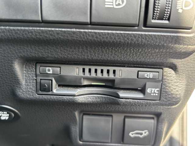 トヨタ カローラ クロス ハイブリッド Z 宮城県 2022(令4)年 5.2万km プラチナホワイトパールマイカ 登録時走行距離52043km/AppleCarPlay/FM/AM/Bluetooth/車線逸脱機能/横滑り防止装置/衝突軽減ブレーキ/コーナーセンサー/トヨタセーフティセンス/レーンディパーチャーアラート/バックカメラ/シートヒーター/ビルトインETC/ドライブレコーダー/電動パーキングブレーキ/純正アルミホイール/純正フロアマット/シートヒーター/ガラスルーフ/ドライブレコーダー/LEDライト