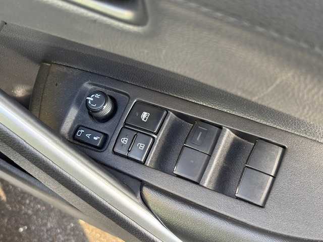 トヨタ カローラ クロス ハイブリッド Z 宮城県 2022(令4)年 5.2万km プラチナホワイトパールマイカ 登録時走行距離52043km/AppleCarPlay/FM/AM/Bluetooth/車線逸脱機能/横滑り防止装置/衝突軽減ブレーキ/コーナーセンサー/トヨタセーフティセンス/レーンディパーチャーアラート/バックカメラ/シートヒーター/ビルトインETC/ドライブレコーダー/電動パーキングブレーキ/純正アルミホイール/純正フロアマット/シートヒーター/ガラスルーフ/ドライブレコーダー/LEDライト