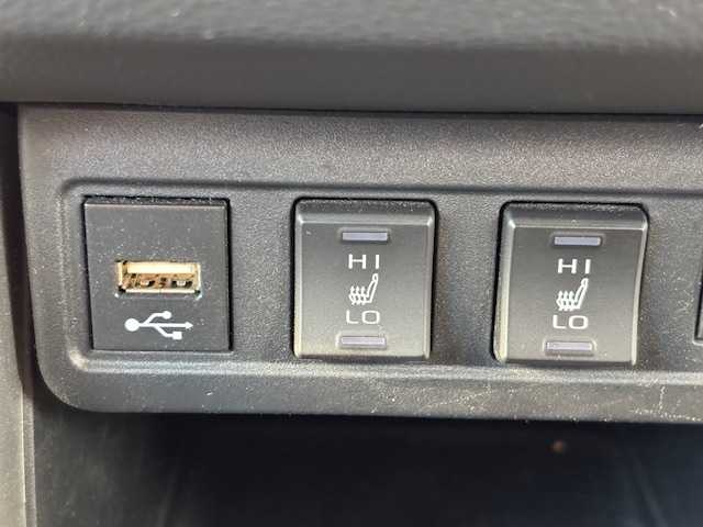 トヨタ カローラ クロス ハイブリッド Z 宮城県 2022(令4)年 5.2万km プラチナホワイトパールマイカ 登録時走行距離52043km/AppleCarPlay/FM/AM/Bluetooth/車線逸脱機能/横滑り防止装置/衝突軽減ブレーキ/コーナーセンサー/トヨタセーフティセンス/レーンディパーチャーアラート/バックカメラ/シートヒーター/ビルトインETC/ドライブレコーダー/電動パーキングブレーキ/純正アルミホイール/純正フロアマット/シートヒーター/ガラスルーフ/ドライブレコーダー/LEDライト