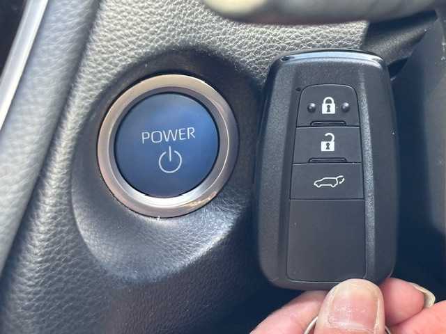 トヨタ カローラ クロス ハイブリッド Z 宮城県 2022(令4)年 5.2万km プラチナホワイトパールマイカ 登録時走行距離52043km/AppleCarPlay/FM/AM/Bluetooth/車線逸脱機能/横滑り防止装置/衝突軽減ブレーキ/コーナーセンサー/トヨタセーフティセンス/レーンディパーチャーアラート/バックカメラ/シートヒーター/ビルトインETC/ドライブレコーダー/電動パーキングブレーキ/純正アルミホイール/純正フロアマット/シートヒーター/ガラスルーフ/ドライブレコーダー/LEDライト