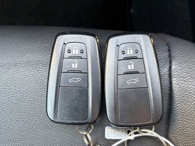 トヨタ カローラ クロス ハイブリッド Z 宮城県 2022(令4)年 5.2万km プラチナホワイトパールマイカ 登録時走行距離52043km/AppleCarPlay/FM/AM/Bluetooth/車線逸脱機能/横滑り防止装置/衝突軽減ブレーキ/コーナーセンサー/トヨタセーフティセンス/レーンディパーチャーアラート/バックカメラ/シートヒーター/ビルトインETC/ドライブレコーダー/電動パーキングブレーキ/純正アルミホイール/純正フロアマット/シートヒーター/ガラスルーフ/ドライブレコーダー/LEDライト