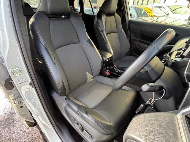 トヨタ カローラ クロス ハイブリッド Z 宮城県 2022(令4)年 5.2万km プラチナホワイトパールマイカ 登録時走行距離52043km/AppleCarPlay/FM/AM/Bluetooth/車線逸脱機能/横滑り防止装置/衝突軽減ブレーキ/コーナーセンサー/トヨタセーフティセンス/レーンディパーチャーアラート/バックカメラ/シートヒーター/ビルトインETC/ドライブレコーダー/電動パーキングブレーキ/純正アルミホイール/純正フロアマット/シートヒーター/ガラスルーフ/ドライブレコーダー/LEDライト