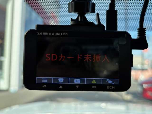 トヨタ カローラ クロス ハイブリッド Z 宮城県 2022(令4)年 5.2万km プラチナホワイトパールマイカ 登録時走行距離52043km/AppleCarPlay/FM/AM/Bluetooth/車線逸脱機能/横滑り防止装置/衝突軽減ブレーキ/コーナーセンサー/トヨタセーフティセンス/レーンディパーチャーアラート/バックカメラ/シートヒーター/ビルトインETC/ドライブレコーダー/電動パーキングブレーキ/純正アルミホイール/純正フロアマット/シートヒーター/ガラスルーフ/ドライブレコーダー/LEDライト