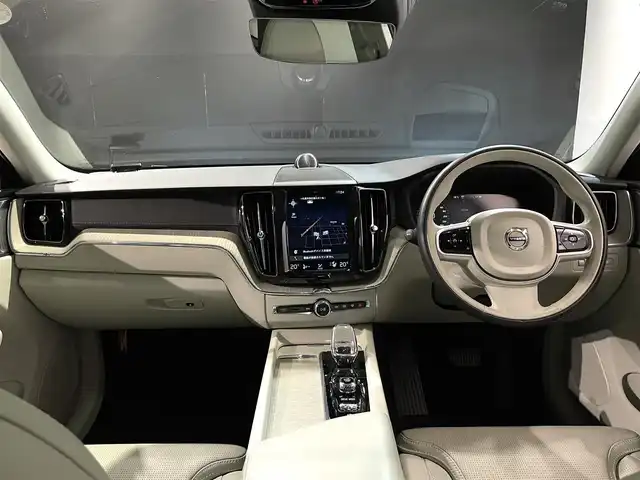 ボルボ ＸＣ６０ リチャージPHV T8AWD インスクリプションEXPR 道央・札幌 2021(令3)年 1.4万km クリスタルホワイトP Bowers&Wilkinsプレミアムサウンド・オーディオシステム/チルトアップ機構付電動パノラマ・ガラス・サンルーフ /City Safety（衝突回避・被害軽減ブレーキシステム）/パイロットアシスト/ACC/ステアリング・アシスト付BLIS/LCMA（レーン・チェンジ・マージ・エイド）/LKA（レーン・キーピング・エイド）/オンカミング・レーン・ミティゲーション（対向車線衝突回避支援機能）/パーク・アシスト・パイロット（縦列・並列駐車支援機能）/HUD/パワーシート（D/N）/シートヒーター（D/N）/ベンチレーション（D/N）/フル・アクティブ・ハイビーム（LEDヘッドライト）/360°ビューカメラ/オートライト/レインセンサー/パワーテールゲート/ETC2.0/保証書、取扱説明書、スペアキー1本有