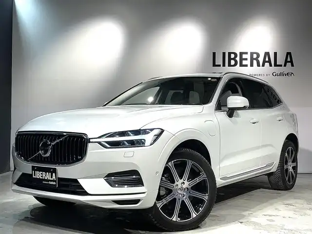 ボルボ ＸＣ６０ リチャージPHV T8AWD インスクリプションEXPR 道央・札幌 2021(令3)年 1.4万km クリスタルホワイトP Bowers&Wilkinsプレミアムサウンド・オーディオシステム/チルトアップ機構付電動パノラマ・ガラス・サンルーフ /City Safety（衝突回避・被害軽減ブレーキシステム）/パイロットアシスト/ACC/ステアリング・アシスト付BLIS/LCMA（レーン・チェンジ・マージ・エイド）/LKA（レーン・キーピング・エイド）/オンカミング・レーン・ミティゲーション（対向車線衝突回避支援機能）/パーク・アシスト・パイロット（縦列・並列駐車支援機能）/HUD/パワーシート（D/N）/シートヒーター（D/N）/ベンチレーション（D/N）/フル・アクティブ・ハイビーム（LEDヘッドライト）/360°ビューカメラ/オートライト/レインセンサー/パワーテールゲート/ETC2.0/保証書、取扱説明書、スペアキー1本有