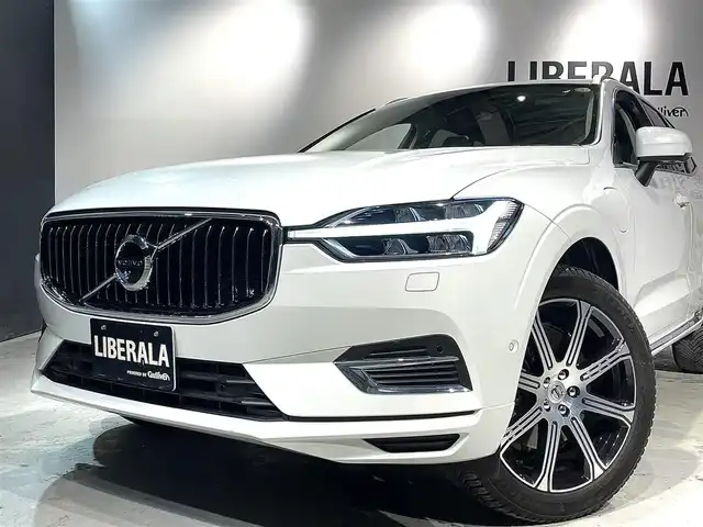 ボルボ ＸＣ６０ リチャージPHV T8AWD インスクリプションEXPR 道央・札幌 2021(令3)年 1.4万km クリスタルホワイトP Bowers&Wilkinsプレミアムサウンド・オーディオシステム/チルトアップ機構付電動パノラマ・ガラス・サンルーフ /City Safety（衝突回避・被害軽減ブレーキシステム）/パイロットアシスト/ACC/ステアリング・アシスト付BLIS/LCMA（レーン・チェンジ・マージ・エイド）/LKA（レーン・キーピング・エイド）/オンカミング・レーン・ミティゲーション（対向車線衝突回避支援機能）/パーク・アシスト・パイロット（縦列・並列駐車支援機能）/HUD/パワーシート（D/N）/シートヒーター（D/N）/ベンチレーション（D/N）/フル・アクティブ・ハイビーム（LEDヘッドライト）/360°ビューカメラ/オートライト/レインセンサー/パワーテールゲート/ETC2.0/保証書、取扱説明書、スペアキー1本有