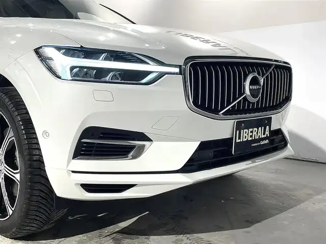 ボルボ ＸＣ６０ リチャージPHV T8AWD インスクリプションEXPR 道央・札幌 2021(令3)年 1.4万km クリスタルホワイトP Bowers&Wilkinsプレミアムサウンド・オーディオシステム/チルトアップ機構付電動パノラマ・ガラス・サンルーフ /City Safety（衝突回避・被害軽減ブレーキシステム）/パイロットアシスト/ACC/ステアリング・アシスト付BLIS/LCMA（レーン・チェンジ・マージ・エイド）/LKA（レーン・キーピング・エイド）/オンカミング・レーン・ミティゲーション（対向車線衝突回避支援機能）/パーク・アシスト・パイロット（縦列・並列駐車支援機能）/HUD/パワーシート（D/N）/シートヒーター（D/N）/ベンチレーション（D/N）/フル・アクティブ・ハイビーム（LEDヘッドライト）/360°ビューカメラ/オートライト/レインセンサー/パワーテールゲート/ETC2.0/保証書、取扱説明書、スペアキー1本有