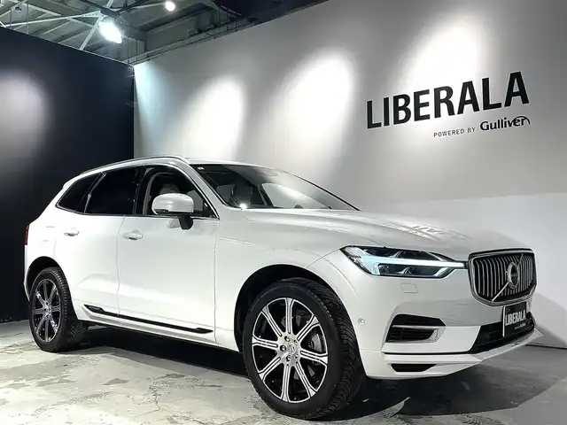 ボルボ ＸＣ６０ リチャージPHV T8AWD インスクリプションEXPR 道央・札幌 2021(令3)年 1.4万km クリスタルホワイトP Bowers&Wilkinsプレミアムサウンド・オーディオシステム/チルトアップ機構付電動パノラマ・ガラス・サンルーフ /City Safety（衝突回避・被害軽減ブレーキシステム）/パイロットアシスト/ACC/ステアリング・アシスト付BLIS/LCMA（レーン・チェンジ・マージ・エイド）/LKA（レーン・キーピング・エイド）/オンカミング・レーン・ミティゲーション（対向車線衝突回避支援機能）/パーク・アシスト・パイロット（縦列・並列駐車支援機能）/HUD/パワーシート（D/N）/シートヒーター（D/N）/ベンチレーション（D/N）/フル・アクティブ・ハイビーム（LEDヘッドライト）/360°ビューカメラ/オートライト/レインセンサー/パワーテールゲート/ETC2.0/保証書、取扱説明書、スペアキー1本有