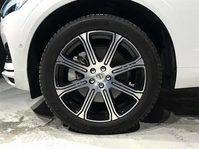 ボルボ ＸＣ６０ リチャージPHV T8AWD インスクリプションEXPR 道央・札幌 2021(令3)年 1.4万km クリスタルホワイトP Bowers&Wilkinsプレミアムサウンド・オーディオシステム/チルトアップ機構付電動パノラマ・ガラス・サンルーフ /City Safety（衝突回避・被害軽減ブレーキシステム）/パイロットアシスト/ACC/ステアリング・アシスト付BLIS/LCMA（レーン・チェンジ・マージ・エイド）/LKA（レーン・キーピング・エイド）/オンカミング・レーン・ミティゲーション（対向車線衝突回避支援機能）/パーク・アシスト・パイロット（縦列・並列駐車支援機能）/HUD/パワーシート（D/N）/シートヒーター（D/N）/ベンチレーション（D/N）/フル・アクティブ・ハイビーム（LEDヘッドライト）/360°ビューカメラ/オートライト/レインセンサー/パワーテールゲート/ETC2.0/保証書、取扱説明書、スペアキー1本有