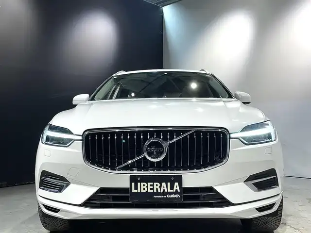 ボルボ ＸＣ６０ リチャージPHV T8AWD インスクリプションEXPR 道央・札幌 2021(令3)年 1.4万km クリスタルホワイトP Bowers&Wilkinsプレミアムサウンド・オーディオシステム/チルトアップ機構付電動パノラマ・ガラス・サンルーフ /City Safety（衝突回避・被害軽減ブレーキシステム）/パイロットアシスト/ACC/ステアリング・アシスト付BLIS/LCMA（レーン・チェンジ・マージ・エイド）/LKA（レーン・キーピング・エイド）/オンカミング・レーン・ミティゲーション（対向車線衝突回避支援機能）/パーク・アシスト・パイロット（縦列・並列駐車支援機能）/HUD/パワーシート（D/N）/シートヒーター（D/N）/ベンチレーション（D/N）/フル・アクティブ・ハイビーム（LEDヘッドライト）/360°ビューカメラ/オートライト/レインセンサー/パワーテールゲート/ETC2.0/保証書、取扱説明書、スペアキー1本有