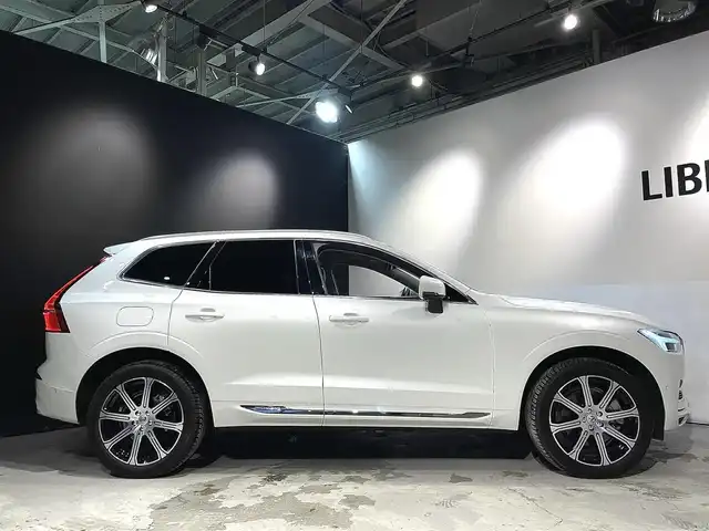 ボルボ ＸＣ６０ リチャージPHV T8AWD インスクリプションEXPR 道央・札幌 2021(令3)年 1.4万km クリスタルホワイトP Bowers&Wilkinsプレミアムサウンド・オーディオシステム/チルトアップ機構付電動パノラマ・ガラス・サンルーフ /City Safety（衝突回避・被害軽減ブレーキシステム）/パイロットアシスト/ACC/ステアリング・アシスト付BLIS/LCMA（レーン・チェンジ・マージ・エイド）/LKA（レーン・キーピング・エイド）/オンカミング・レーン・ミティゲーション（対向車線衝突回避支援機能）/パーク・アシスト・パイロット（縦列・並列駐車支援機能）/HUD/パワーシート（D/N）/シートヒーター（D/N）/ベンチレーション（D/N）/フル・アクティブ・ハイビーム（LEDヘッドライト）/360°ビューカメラ/オートライト/レインセンサー/パワーテールゲート/ETC2.0/保証書、取扱説明書、スペアキー1本有