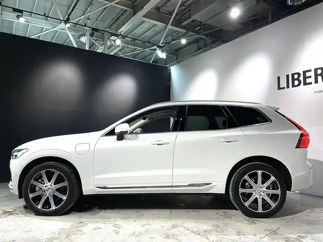 ボルボ ＸＣ６０ リチャージPHV T8AWD インスクリプションEXPR 道央・札幌 2021(令3)年 1.4万km クリスタルホワイトP Bowers&Wilkinsプレミアムサウンド・オーディオシステム/チルトアップ機構付電動パノラマ・ガラス・サンルーフ /City Safety（衝突回避・被害軽減ブレーキシステム）/パイロットアシスト/ACC/ステアリング・アシスト付BLIS/LCMA（レーン・チェンジ・マージ・エイド）/LKA（レーン・キーピング・エイド）/オンカミング・レーン・ミティゲーション（対向車線衝突回避支援機能）/パーク・アシスト・パイロット（縦列・並列駐車支援機能）/HUD/パワーシート（D/N）/シートヒーター（D/N）/ベンチレーション（D/N）/フル・アクティブ・ハイビーム（LEDヘッドライト）/360°ビューカメラ/オートライト/レインセンサー/パワーテールゲート/ETC2.0/保証書、取扱説明書、スペアキー1本有