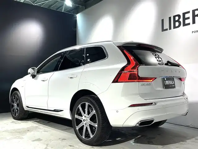 ボルボ ＸＣ６０ リチャージPHV T8AWD インスクリプションEXPR 道央・札幌 2021(令3)年 1.4万km クリスタルホワイトP Bowers&Wilkinsプレミアムサウンド・オーディオシステム/チルトアップ機構付電動パノラマ・ガラス・サンルーフ /City Safety（衝突回避・被害軽減ブレーキシステム）/パイロットアシスト/ACC/ステアリング・アシスト付BLIS/LCMA（レーン・チェンジ・マージ・エイド）/LKA（レーン・キーピング・エイド）/オンカミング・レーン・ミティゲーション（対向車線衝突回避支援機能）/パーク・アシスト・パイロット（縦列・並列駐車支援機能）/HUD/パワーシート（D/N）/シートヒーター（D/N）/ベンチレーション（D/N）/フル・アクティブ・ハイビーム（LEDヘッドライト）/360°ビューカメラ/オートライト/レインセンサー/パワーテールゲート/ETC2.0/保証書、取扱説明書、スペアキー1本有