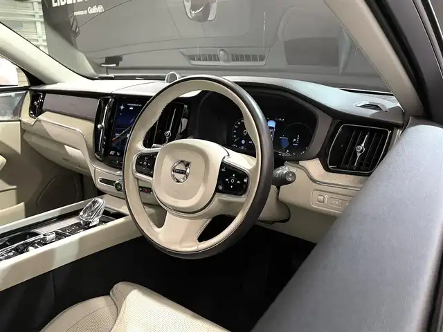 ボルボ ＸＣ６０ リチャージPHV T8AWD インスクリプションEXPR 道央・札幌 2021(令3)年 1.4万km クリスタルホワイトP Bowers&Wilkinsプレミアムサウンド・オーディオシステム/チルトアップ機構付電動パノラマ・ガラス・サンルーフ /City Safety（衝突回避・被害軽減ブレーキシステム）/パイロットアシスト/ACC/ステアリング・アシスト付BLIS/LCMA（レーン・チェンジ・マージ・エイド）/LKA（レーン・キーピング・エイド）/オンカミング・レーン・ミティゲーション（対向車線衝突回避支援機能）/パーク・アシスト・パイロット（縦列・並列駐車支援機能）/HUD/パワーシート（D/N）/シートヒーター（D/N）/ベンチレーション（D/N）/フル・アクティブ・ハイビーム（LEDヘッドライト）/360°ビューカメラ/オートライト/レインセンサー/パワーテールゲート/ETC2.0/保証書、取扱説明書、スペアキー1本有