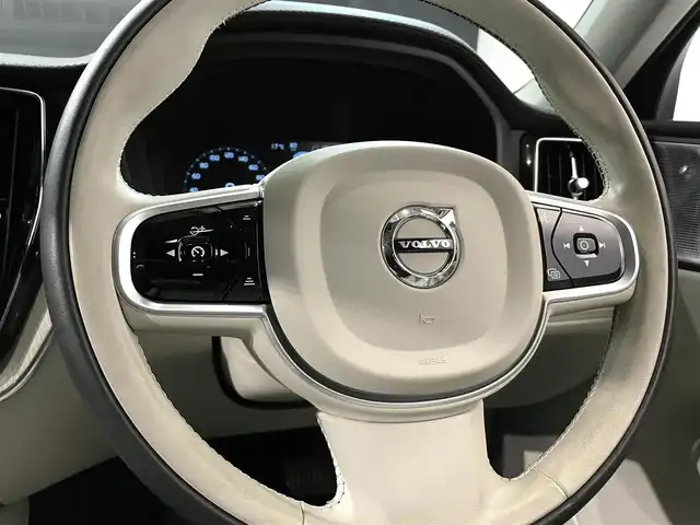 ボルボ ＸＣ６０ リチャージPHV T8AWD インスクリプションEXPR 道央・札幌 2021(令3)年 1.4万km クリスタルホワイトP Bowers&Wilkinsプレミアムサウンド・オーディオシステム/チルトアップ機構付電動パノラマ・ガラス・サンルーフ /City Safety（衝突回避・被害軽減ブレーキシステム）/パイロットアシスト/ACC/ステアリング・アシスト付BLIS/LCMA（レーン・チェンジ・マージ・エイド）/LKA（レーン・キーピング・エイド）/オンカミング・レーン・ミティゲーション（対向車線衝突回避支援機能）/パーク・アシスト・パイロット（縦列・並列駐車支援機能）/HUD/パワーシート（D/N）/シートヒーター（D/N）/ベンチレーション（D/N）/フル・アクティブ・ハイビーム（LEDヘッドライト）/360°ビューカメラ/オートライト/レインセンサー/パワーテールゲート/ETC2.0/保証書、取扱説明書、スペアキー1本有