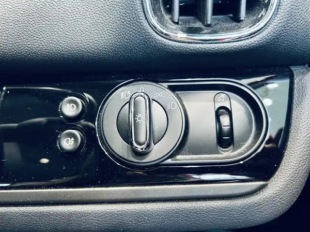 ＭＩＮＩ ＢＭＷ ミニ クロスオーバー クーパー D 大阪府 2020(令2)年 2万km チリ・レッド デジタルP/ペッパーP/ワンオーナー/インテリジェントセーフティ/ACC/HUD/純正ナビ/TV/バックカメラ/純正17インチAW/LEDヘッドライト/電動リアゲート/クリアランスソナー/ETC/コンフォートアクセス