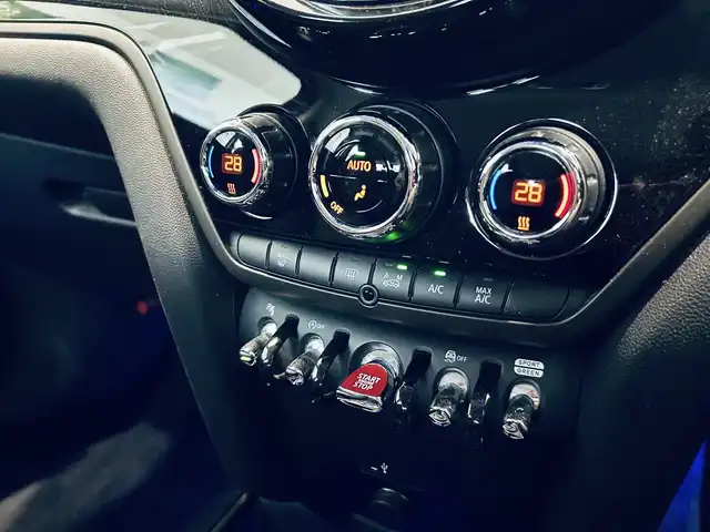 ＭＩＮＩ ＢＭＷ ミニ クロスオーバー クーパー D 大阪府 2020(令2)年 2万km チリ・レッド デジタルP/ペッパーP/ワンオーナー/インテリジェントセーフティ/ACC/HUD/純正ナビ/TV/バックカメラ/純正17インチAW/LEDヘッドライト/電動リアゲート/クリアランスソナー/ETC/コンフォートアクセス