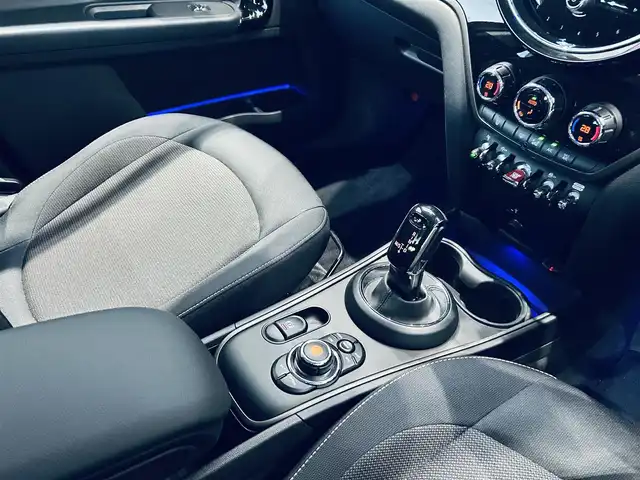 ＭＩＮＩ ＢＭＷ ミニ クロスオーバー クーパー D 大阪府 2020(令2)年 2万km チリ・レッド デジタルP/ペッパーP/ワンオーナー/インテリジェントセーフティ/ACC/HUD/純正ナビ/TV/バックカメラ/純正17インチAW/LEDヘッドライト/電動リアゲート/クリアランスソナー/ETC/コンフォートアクセス