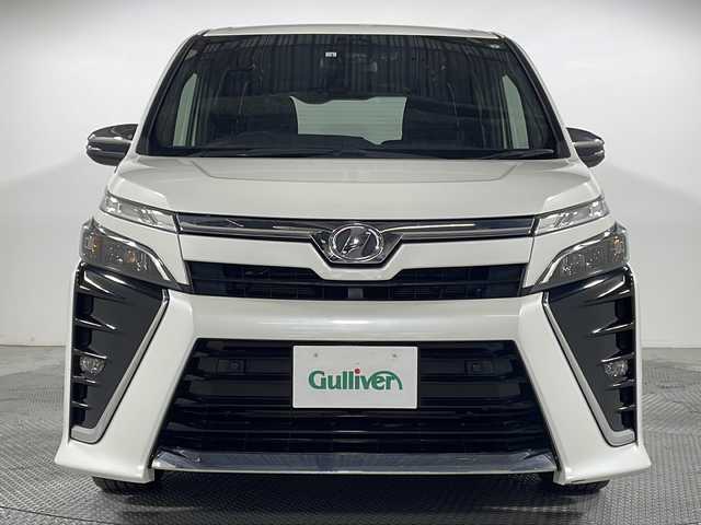 トヨタ ヴォクシー 広島県 2020(令2)年 6.2万km ホワイトパールクリスタルシャイン 禁煙/純正１０型ナビ/・Bluetooth接続/・CD/DVD再生機能/・フルセグテレビ/両側パワースライドドア/クルーズコントロール/バックカメラ/前後コーナーセンサー/ドライブレコーダー/ビルトインＥＴＣ/オートマティックハイビーム/衝突軽減ブレーキ/誤発進抑制機能/LEDヘッドランプ