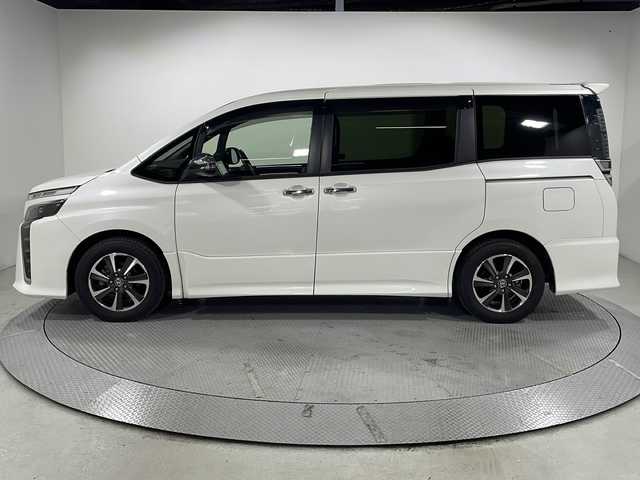 トヨタ ヴォクシー 広島県 2020(令2)年 6.2万km ホワイトパールクリスタルシャイン 禁煙/純正１０型ナビ/・Bluetooth接続/・CD/DVD再生機能/・フルセグテレビ/両側パワースライドドア/クルーズコントロール/バックカメラ/前後コーナーセンサー/ドライブレコーダー/ビルトインＥＴＣ/オートマティックハイビーム/衝突軽減ブレーキ/誤発進抑制機能/LEDヘッドランプ