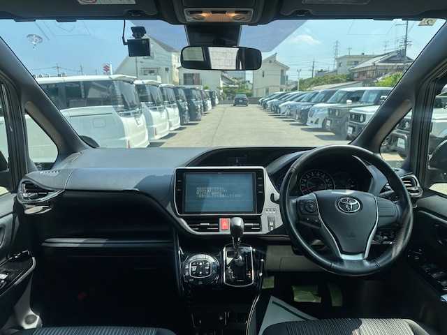 トヨタ ヴォクシー ZS 大阪府 2017(平29)年 5万km ブラック フリップダウンモニター/純正10インチナビ(BT/フルセグ/DVD)/バックモニター/クルーズコントロール/プリクラッシュセーフティー/レーンキープアシスト/アイドリングストップ/盗難防止装置/両側パワースライドドア/ETC/LEDヘッドライト/オートライト/ドライブレコーダー/純正フロアマット/純正アルミホイール/エンジンスタートボタン